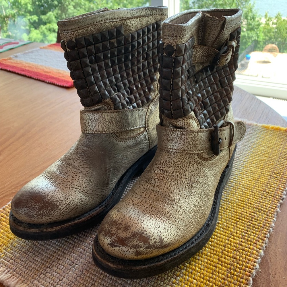 Beautiful never worn Ash boots